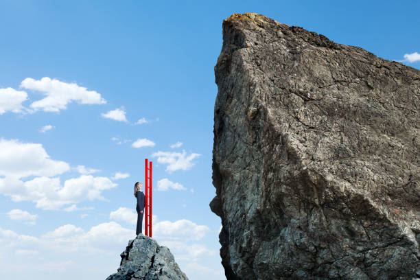 mirando objetivo inalcanzable - cliff ladder business problems fotografías e imágenes de stock