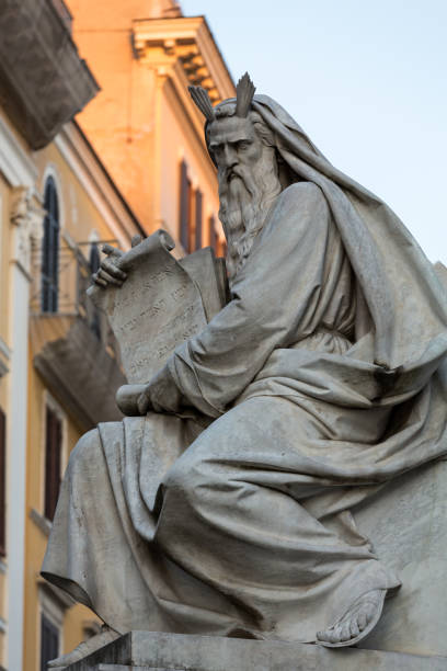 istock Rome - Biblical Statues at Base of Colonna dell'Imacolata 910689920