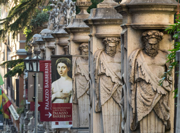esgrima do palazzo barberini (galleria nazionale d'arte antica) com colunas com os atlantes da imagem, roma, itália. - barberini - fotografias e filmes do acervo