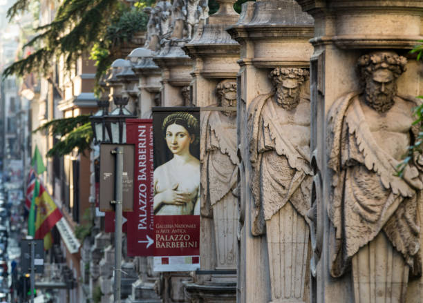 esgrima do palazzo barberini (galleria nazionale d'arte antica) com colunas com os atlantes da imagem, roma, itália. - barberini - fotografias e filmes do acervo