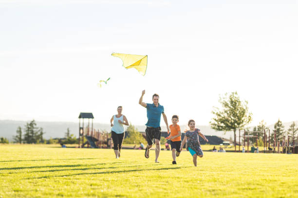 istock Kite Running Family 910704480