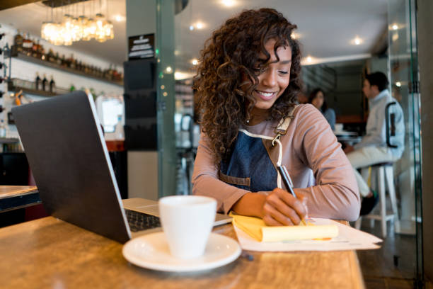 istock Business manager doing the books at a restaurant 910715130
