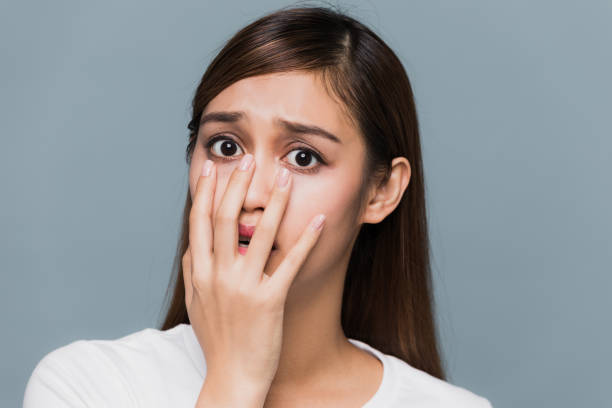 istock Surprised young woman. 910726130
