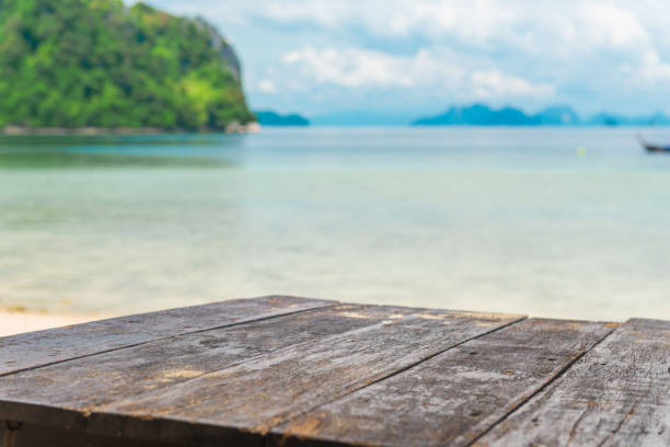 textura superficie de mesa de madera sobre el fondo del mar en los trópicos - old plank outdoors selective focus fotografías e imágenes de stock