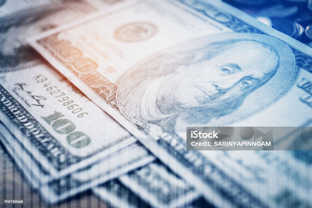 Banconote in dollari e finanza e banche sulla borsa finanziaria digitale - Foto stock royalty-free di Banconota di dollaro statunitense