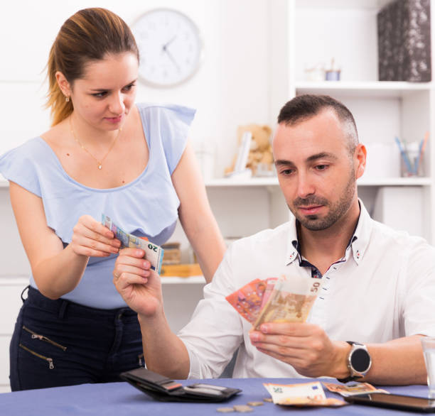 istock Couple is distributing the family budget 910730694