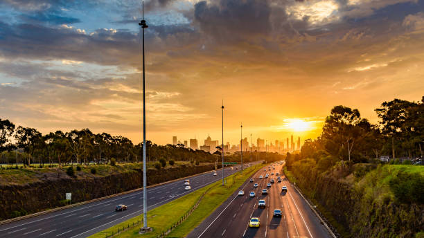 rodovia leste - australia office building melbourne skyline - fotografias e filmes do acervo