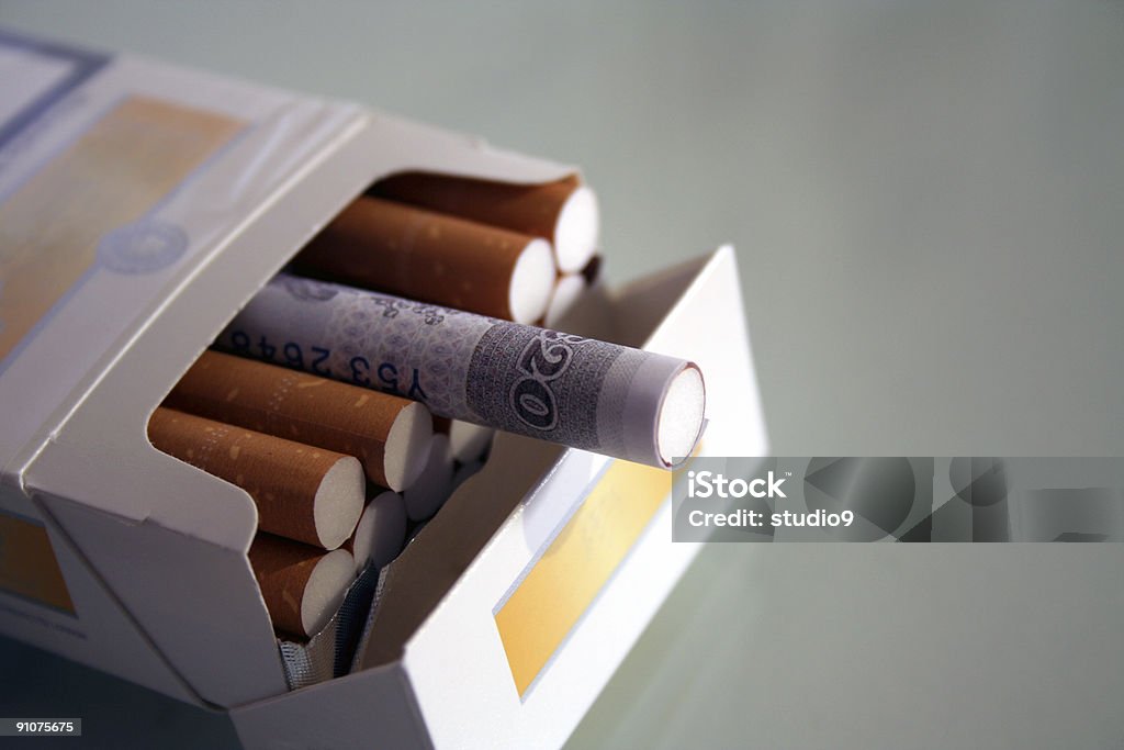 Desperdício de dinheiro - Foto de stock de Cigarro royalty-free