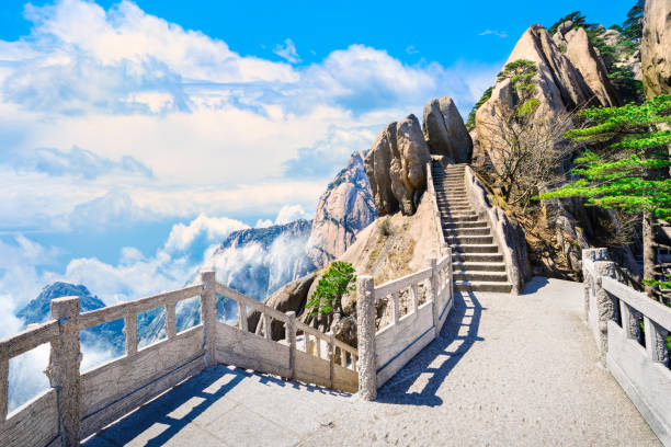 гора хуаншань - huangshan mountains стоковые фото и изображения