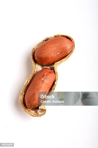 Foto de De Amendoim e mais fotos de stock de Amendoim - Arachis - Amendoim - Arachis, Amendoim - Noz, Fundo Branco