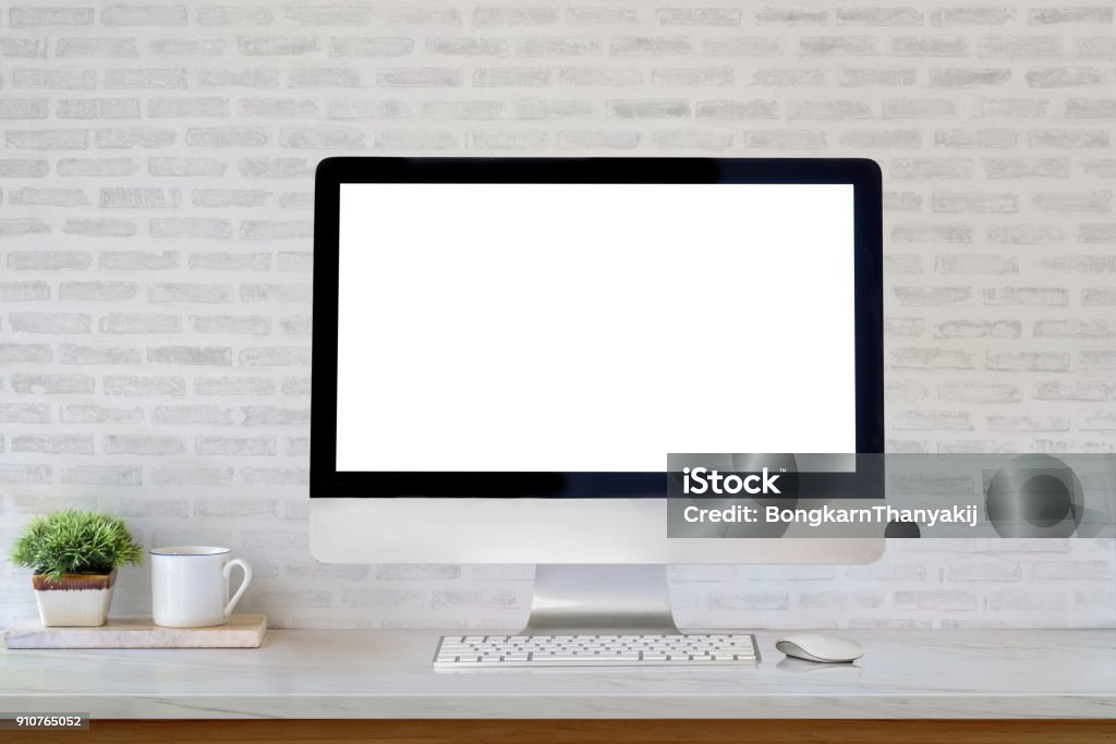 Maquete tela em branco do desktop computador e café caneca na mesa. - Foto de stock de Escrivaninha royalty-free