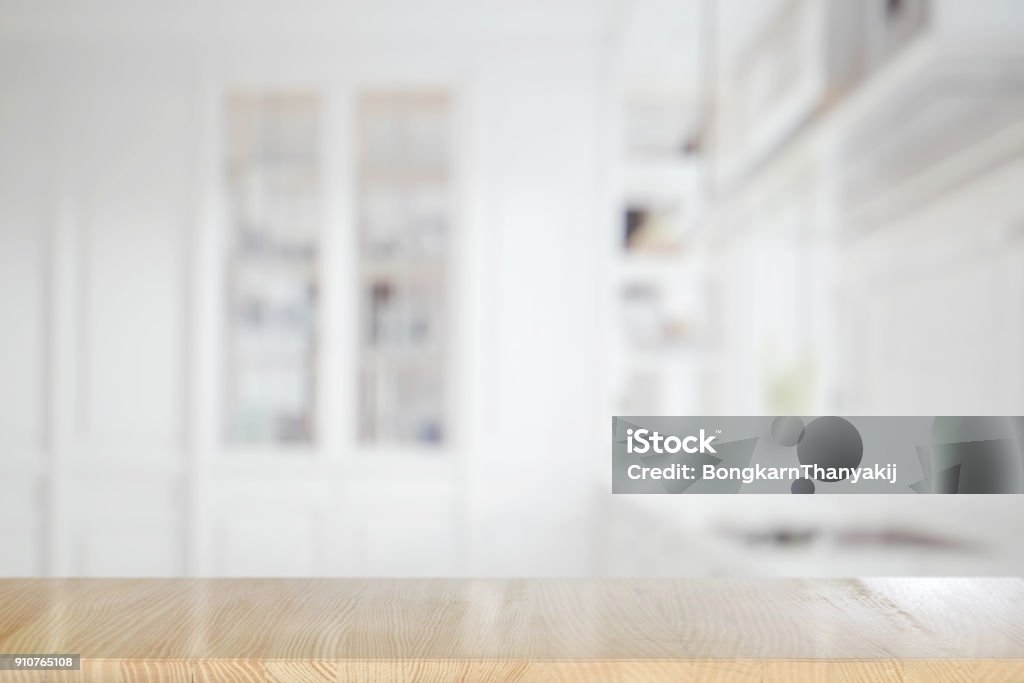 Tavolo in legno vuoto in cucina. per il montaggio del display del prodotto. - Foto stock royalty-free di Cucina