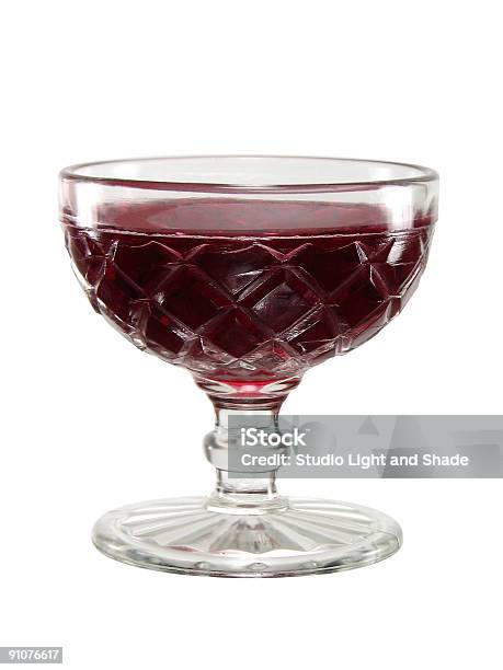 Rosso Gelatina In Una Ciotola Di Vetro Vintage - Fotografie stock e altre immagini di Vino rosso - Vino rosso, Alchol, Assaggiare