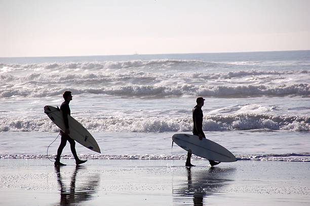 istock Silhouette of two surfers 91076765