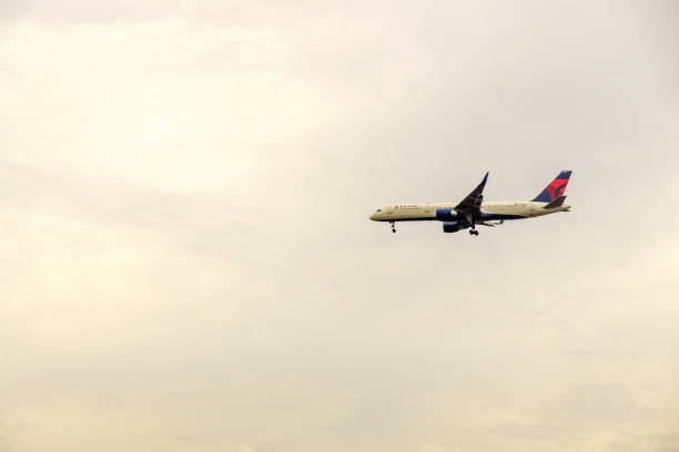 Delta Airlines Boeing 757 coming in to land Kahului, USA - December 18, 2017: Delta Airlines Boeing 757 coming in to land at OGG in Maui boeing 757 stock pictures, royalty-free photos & images