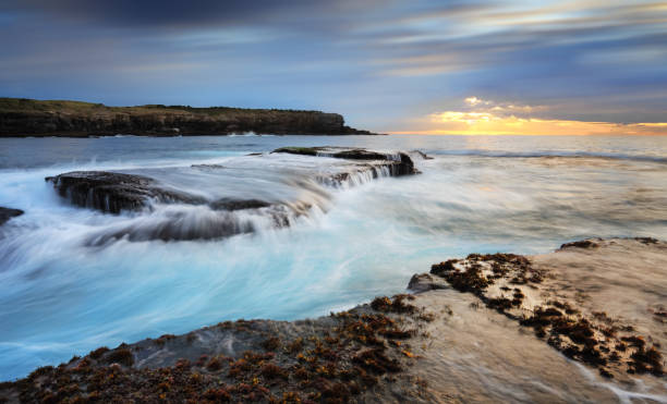 costero marino y agua flujos cerca de sydney - water waterfall sky seascape fotografías e imágenes de stock