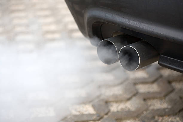 zanieczyszczenie powietrza - automobile exhaust zdjęcia i obrazy z banku zdjęć