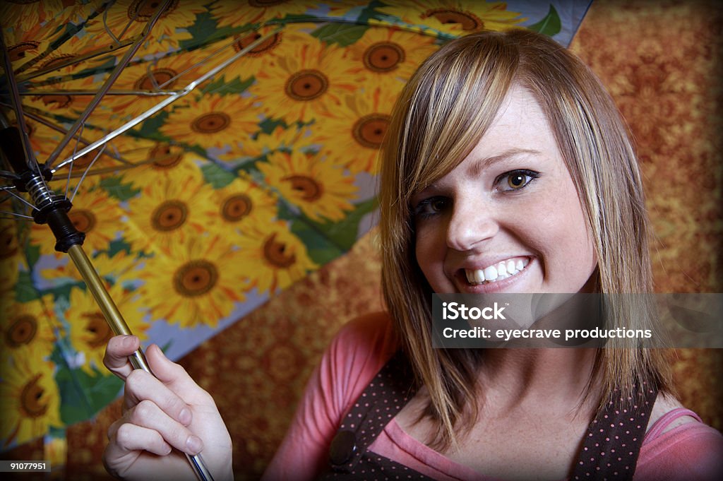 Jeunes jeune fille avec parapluie portraits - Photo de Adolescence libre de droits