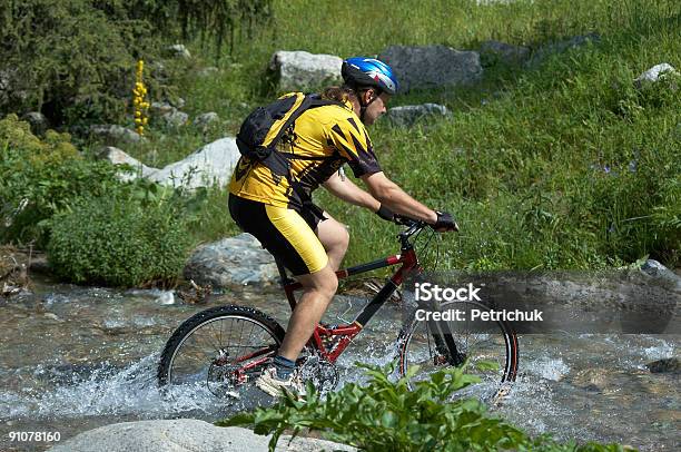 Ciclista Di Mountain Bike E Creek - Fotografie stock e altre immagini di Acqua - Acqua, Ambientazione esterna, Attività ricreativa