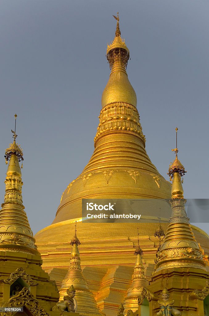 Yangon, Myanmar: Pagoda Shwe Dagon w wieczorem światło - Zbiór zdjęć royalty-free (Bez ludzi)