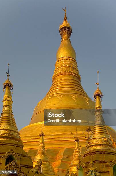 Yangon Myanmar Pagoda Shwe Dagon W Wieczorem Światło - zdjęcia stockowe i więcej obrazów Bez ludzi