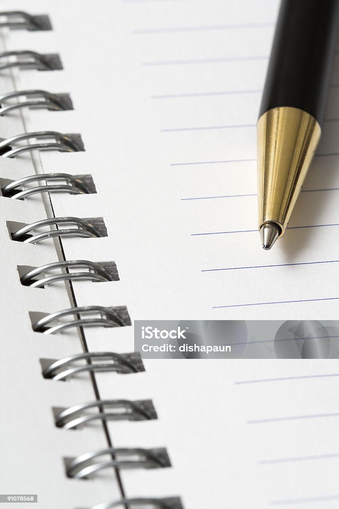 Detalhe de um bloco de papel com uma caneta preto - Foto de stock de Caderno de Anotação royalty-free