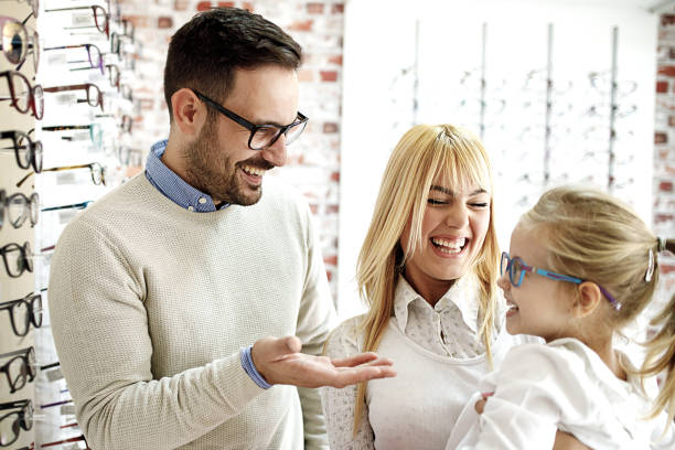 istock Family in Optics Store 910790294