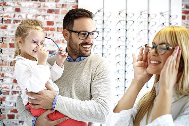 istock Family in Optics Store 910790570