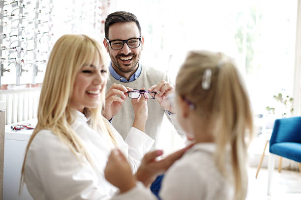 istock Family in Optics Store 910791136