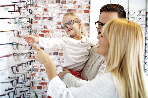 istock Family in Optics Store 910791150
