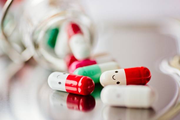 kapsel-pillen mit lächeln - drug abuse narcotic medicine protection stock-fotos und bilder