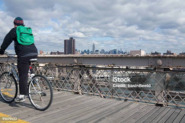 Motociclista En Puente De Manhattan Foto de stock y más banco de imágenes de Mountain Bike - Mountain Bike, Otoño, Puente de Manhattan