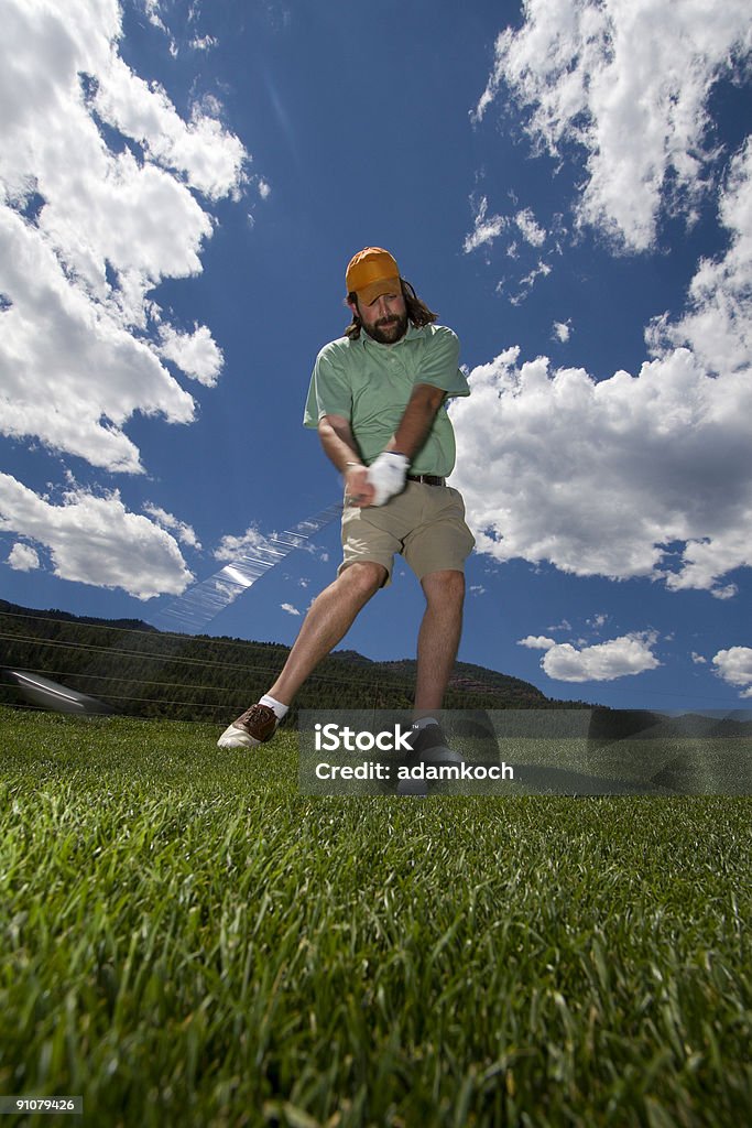 Golf in mid-swing - Foto stock royalty-free di Grandangolo - Tecnica fotografica