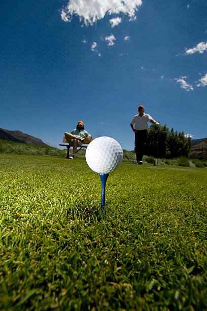 Bola de golfe pronto para Jogue - foto de acervo