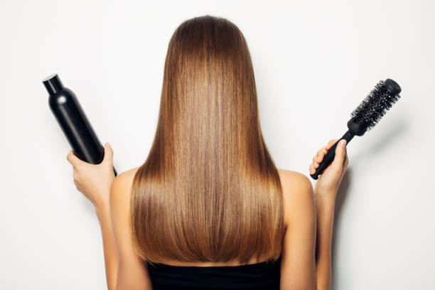 tiempo de cambiar el concepto de peinados con corte de pelo - hair care combing women human hair fotografías e imágenes de stock