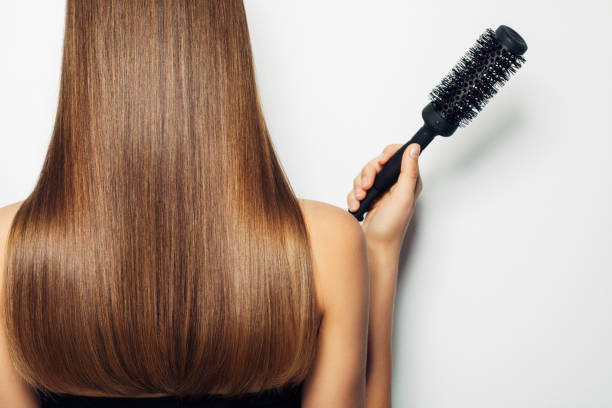 mujer de pie con su espalda y demuestra lujo peinado - hair care combing women human hair fotografías e imágenes de stock