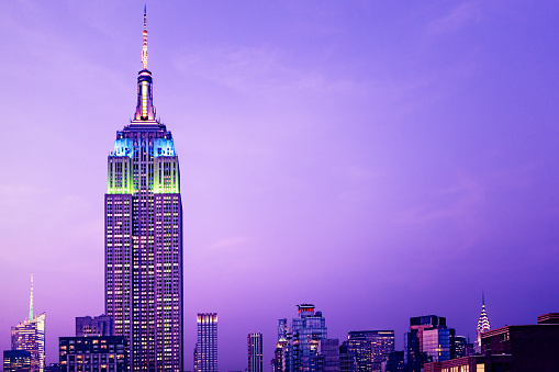 Edificios altos de Nueva York en la noche. Edificio Empire State en primer plano photo