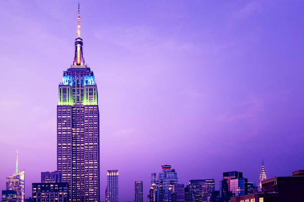 nowojorskie wieżowce w nocy. empire state building na pierwszym planie - empire state building zdjęcia i obrazy z banku zdjęć