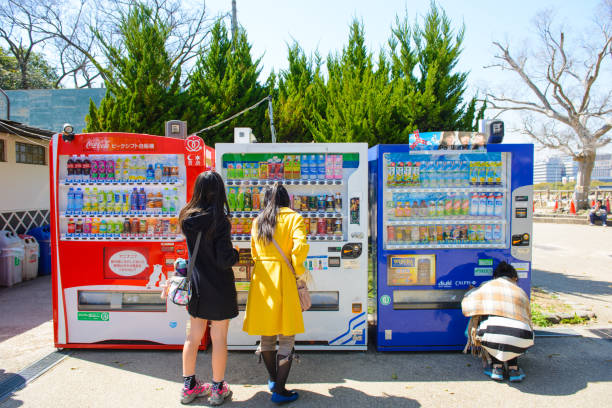 os turistas são usar máquina de moeda de bebida no castelo de osaka - vending machine coin machine coin operated - fotografias e filmes do acervo