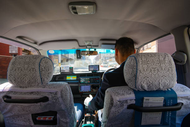 専用タクシーの運転手は、彼の仕事をしています - タクシー ストックフォトと画像