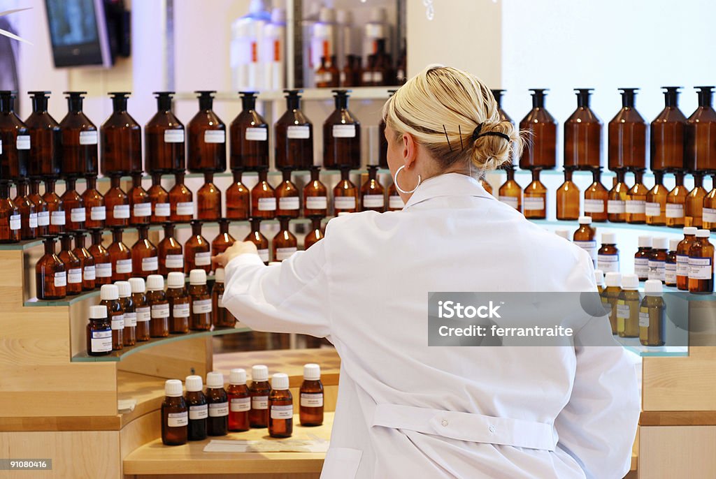 Chimico che lavora in un laboratorio. - Foto stock royalty-free di Profumo