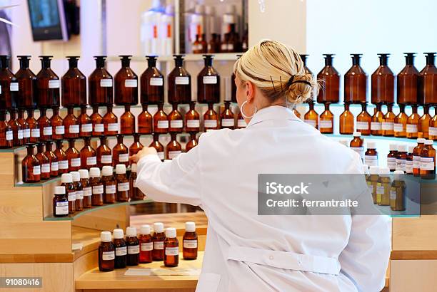 Chemik Pracuje W Laboratorium - zdjęcia stockowe i więcej obrazów Perfumy - Perfumy, Perfumowany, Laboratorium