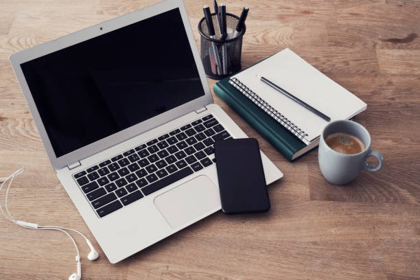 istock Responsive design laptop and smartphone 910805324