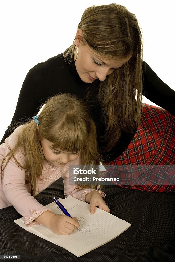母娘と一緒に学習 - 書くのロイヤリティフリーストックフォト