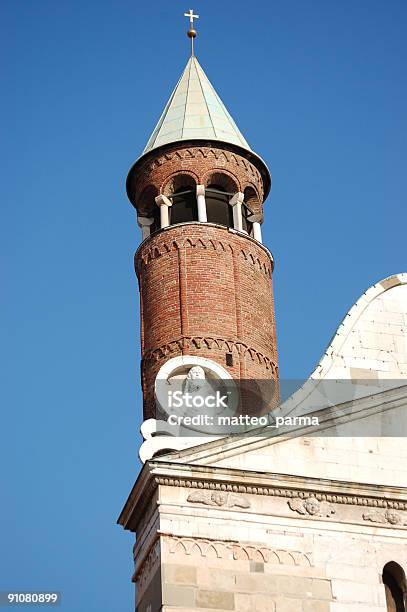 Catedral De Cremonasmall Tower Foto de stock y más banco de imágenes de Arco - Característica arquitectónica - Arco - Característica arquitectónica, Arte, Catedral