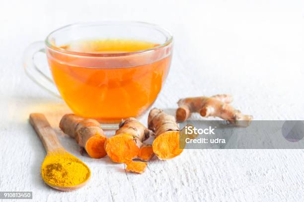 Raíces Crudas De Cúrcuma Y Té En Blanco Tablones Del Detox Del Concepto Foto de stock y más banco de imágenes de Cúrcuma