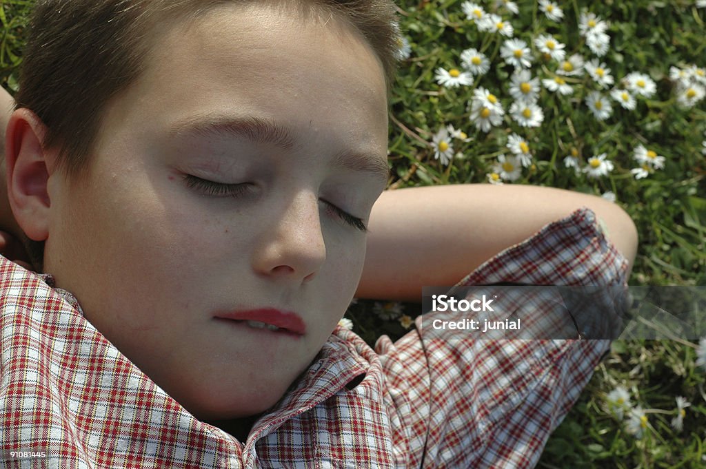 Durmiendo en el jardín - Foto de stock de Acostado libre de derechos