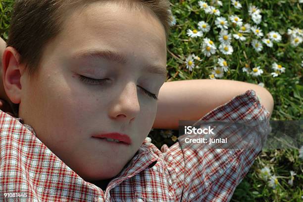 Spanie W Ogrodzie - zdjęcia stockowe i więcej obrazów Chłopcy - Chłopcy, Dzieciństwo, Dziecko