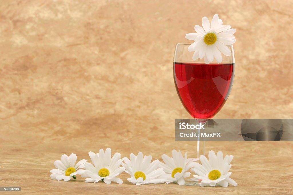 Bianco e rosso vino daisies - Foto stock royalty-free di Alchol