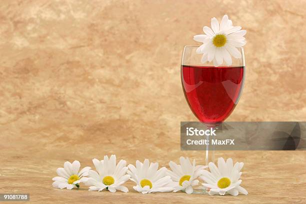 Bianco E Rosso Vino Daisies - Fotografie stock e altre immagini di Alchol - Alchol, Alimentazione sana, Bellezza